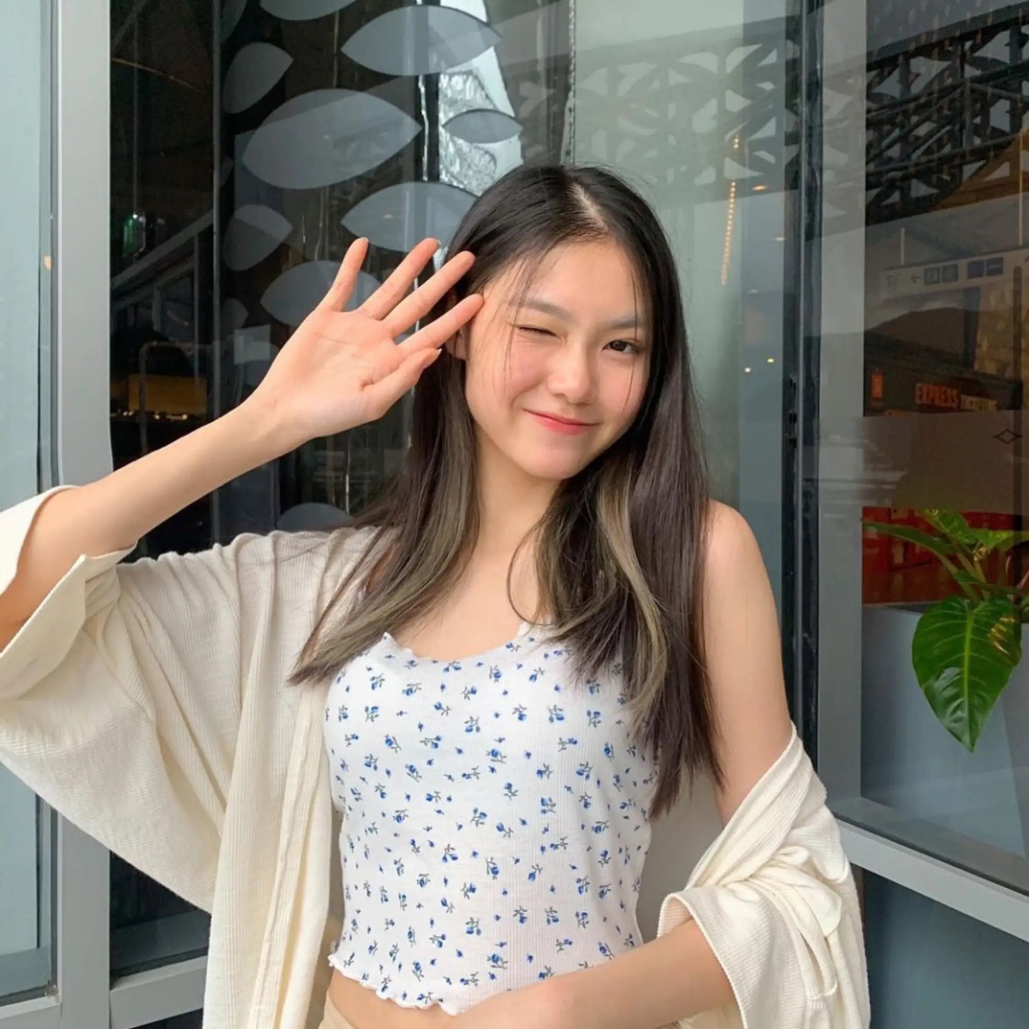 还包括对比